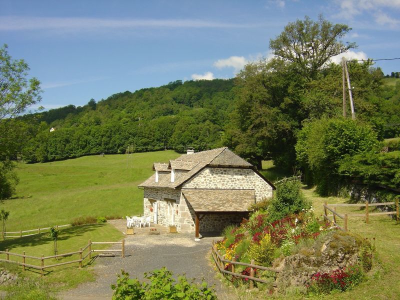 photo 2 Owner direct vacation rental Vic-sur-Cre gite Auvergne Cantal View of the property from outside