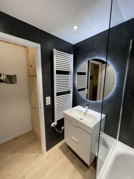 photo 9 Owner direct vacation rental Chtel chalet Rhone-Alps Haute-Savoie bathroom