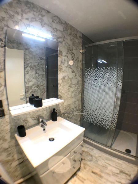 photo 14 Owner direct vacation rental Toulon appartement Provence-Alpes-Cte d'Azur Var Half bath