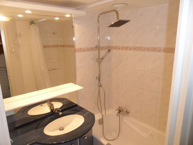 photo 9 Owner direct vacation rental La Couarde-sur-Mer appartement Poitou-Charentes Charente-Maritime bathroom