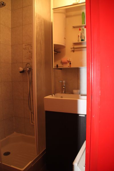 photo 16 Owner direct vacation rental Les Menuires studio Rhone-Alps Savoie Half bath