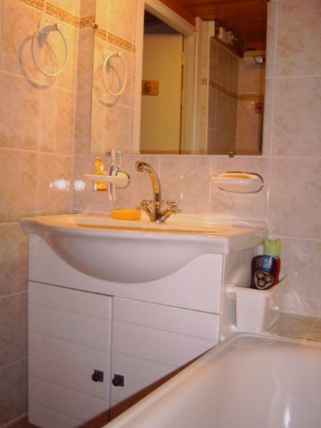 photo 9 Owner direct vacation rental Les Menuires studio Rhone-Alps Savoie bathroom