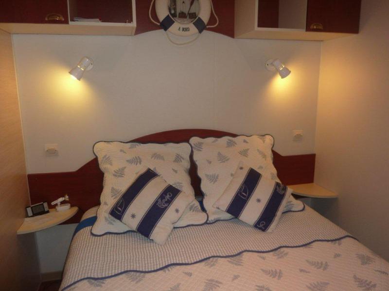 photo 4 Owner direct vacation rental Pont l'Abb mobilhome Brittany Finistre bedroom 1