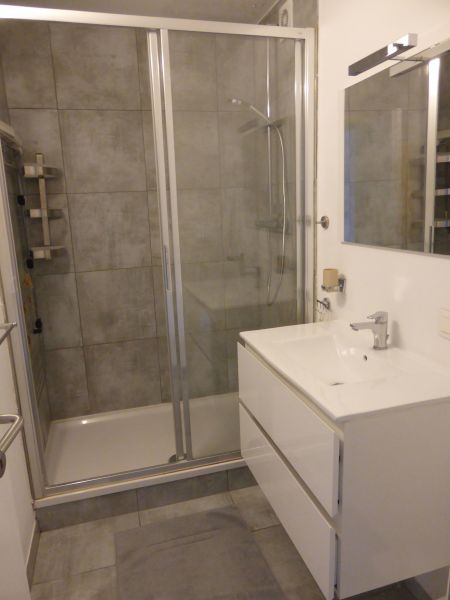 photo 1 Owner direct vacation rental De Panne appartement West-Flanders  bathroom