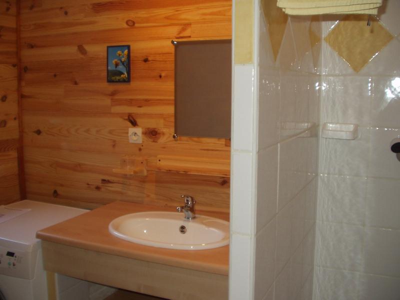 photo 11 Owner direct vacation rental Barges chalet Midi-Pyrnes Hautes-Pyrnes Half bath 3