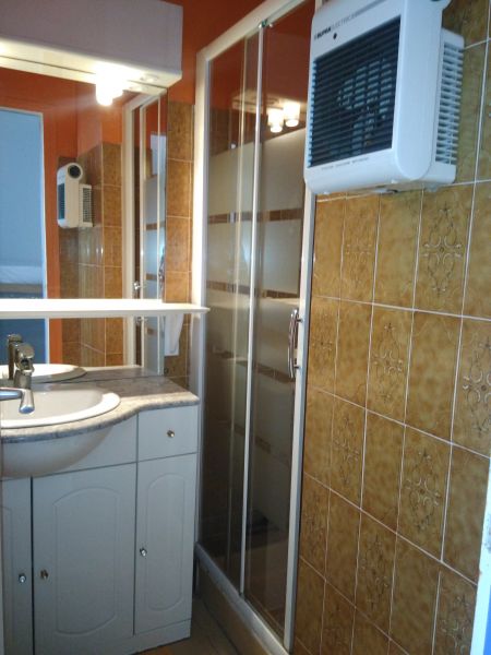 photo 6 Owner direct vacation rental Cap d'Agde studio Languedoc-Roussillon Hrault bathroom