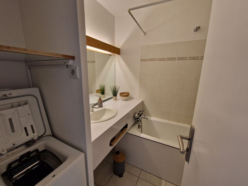 photo 11 Owner direct vacation rental La Rochelle appartement Poitou-Charentes Charente-Maritime bathroom