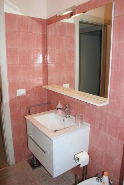 photo 3 Owner direct vacation rental San Vincenzo appartement Tuscany Livorno Province bathroom