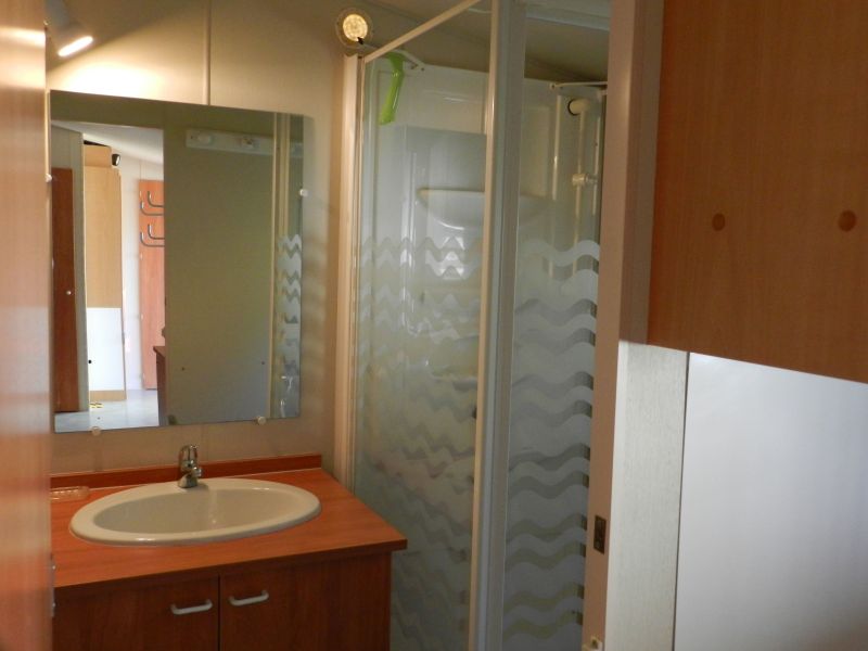 photo 3 Owner direct vacation rental Aurillac mobilhome Auvergne Cantal Half bath