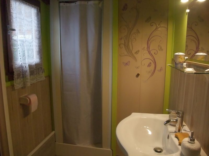 photo 3 Owner direct vacation rental Sigean mobilhome Languedoc-Roussillon Aude bathroom