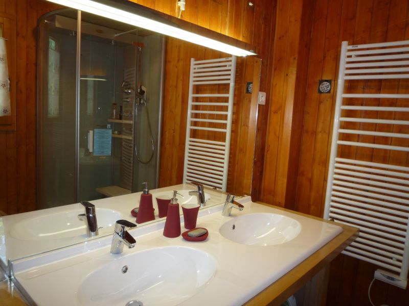 photo 15 Owner direct vacation rental Chamonix Mont-Blanc chalet Rhone-Alps Haute-Savoie bathroom