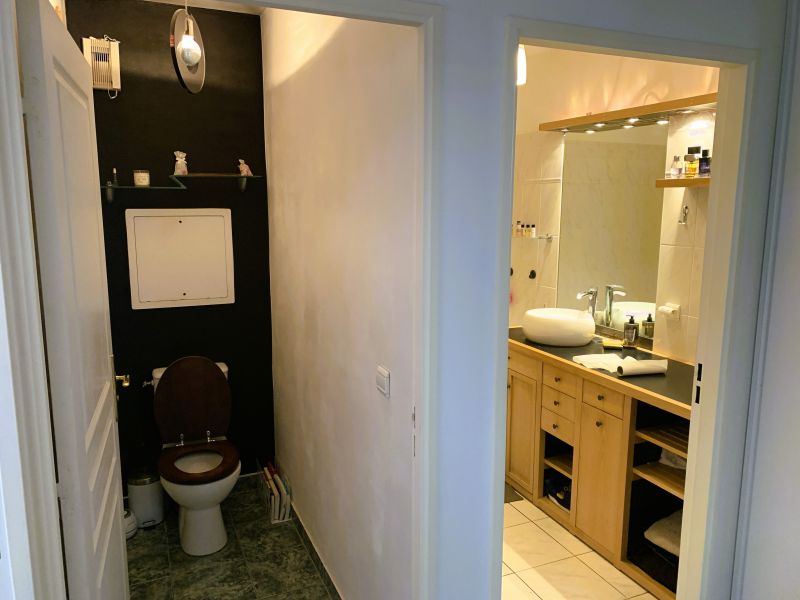 photo 8 Owner direct vacation rental PARIS appartement Ile-de-France Paris Bathroom w/toilet only