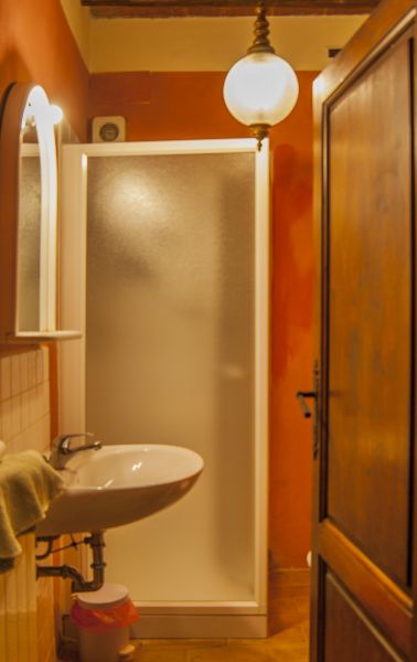 photo 17 Owner direct vacation rental Arezzo maison Tuscany Arezzo Province bathroom 3