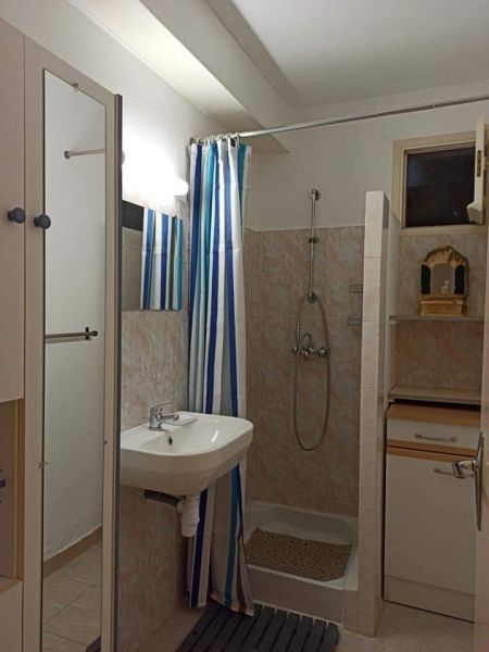photo 7 Owner direct vacation rental Aigues Mortes appartement   Half bath