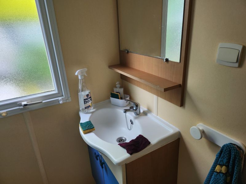 photo 16 Owner direct vacation rental La Cotinire mobilhome Poitou-Charentes Charente-Maritime bathroom