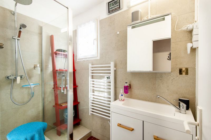 photo 8 Owner direct vacation rental Arles appartement Provence-Alpes-Cte d'Azur  bathroom